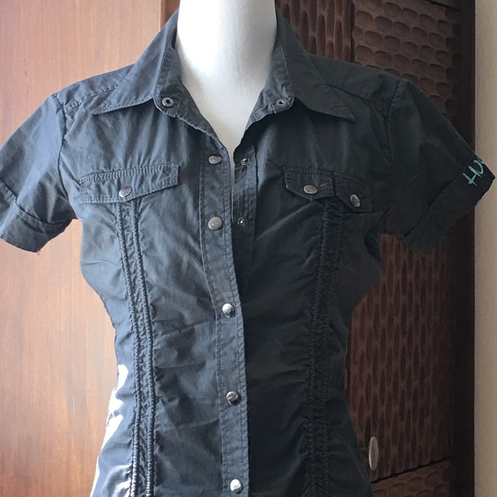 Short sleeve, button up top